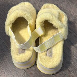 Ugh sandals size 8 yellow see flaws in picture super comfy